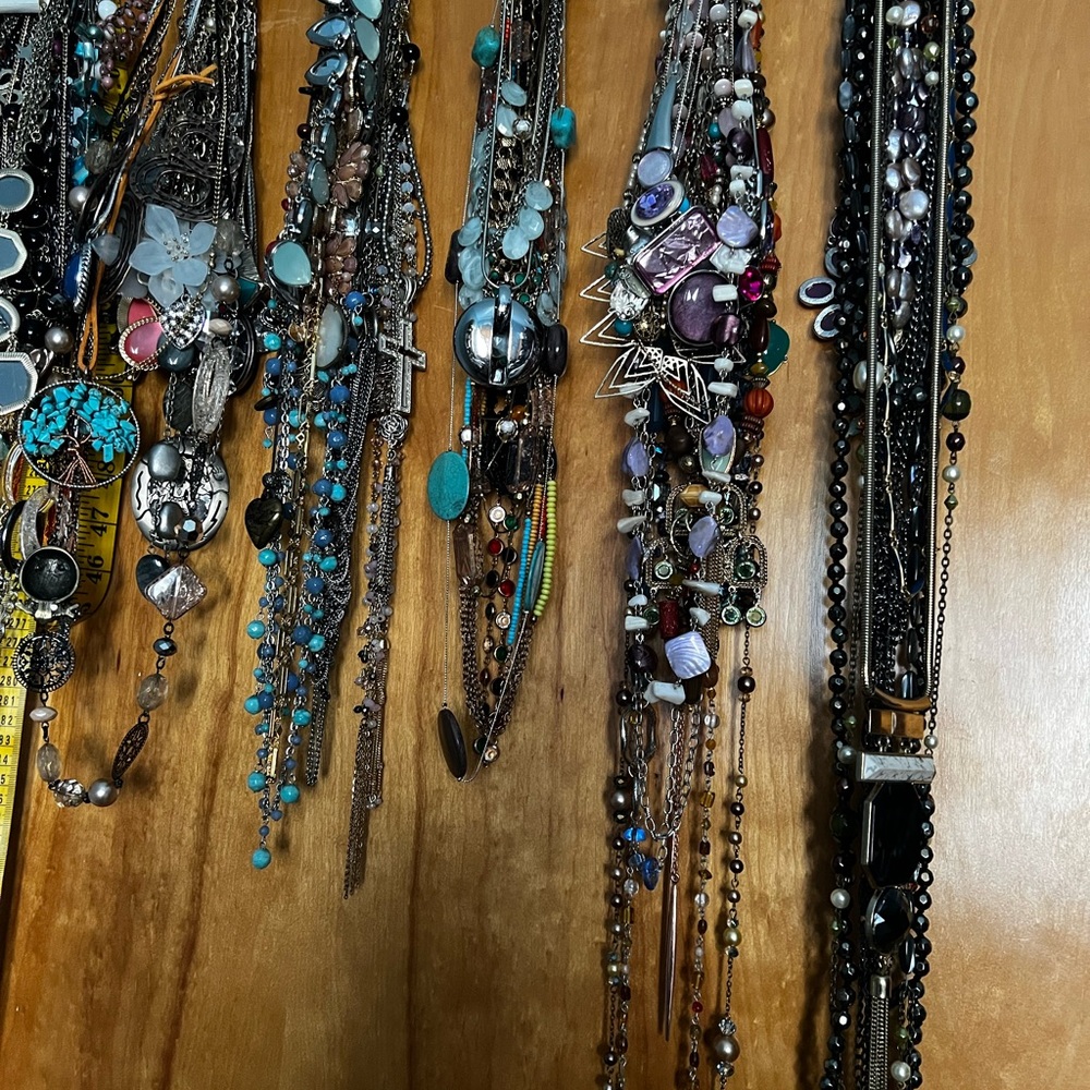 3Lbs of Necklaces Vintage to now . All wearable. ‼️A few bundles available ‼️ - Picture 9 of 11